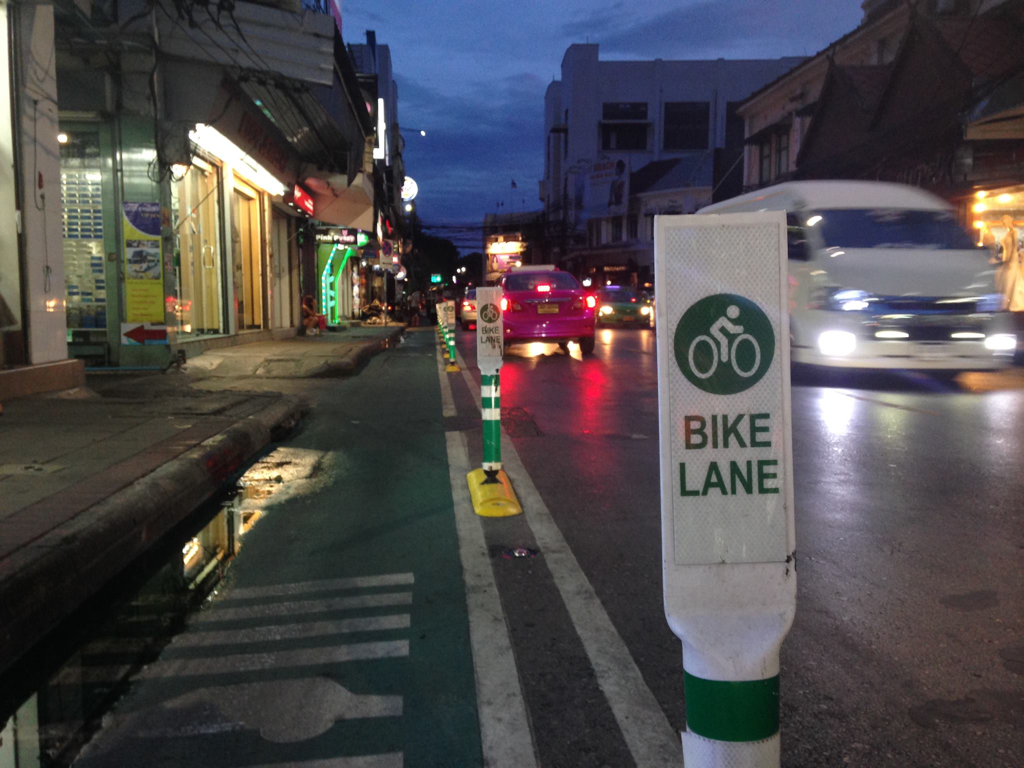 Bangkok Police to Enforce 30kph Speed Limit on Streets with Bicycle Lanes