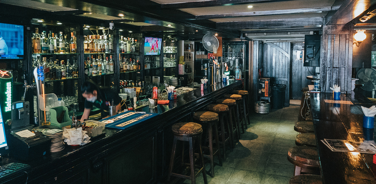 Phrom Phong’s favorite old school pub closes for the month of May