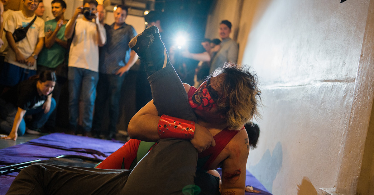 Thailand pro wrestlers put on an Phra Khanong rooftop rumble for new fans (photos)