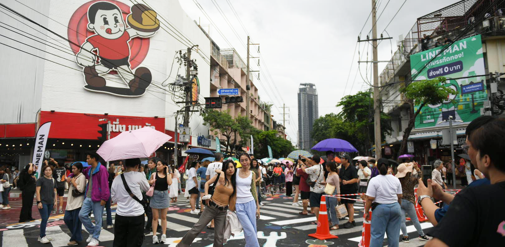 Bantadthong turns into a walking street to raise awareness for a more pedestrian friendly city