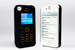 i-Sandwich: The iPhone Case That is Also a Phone