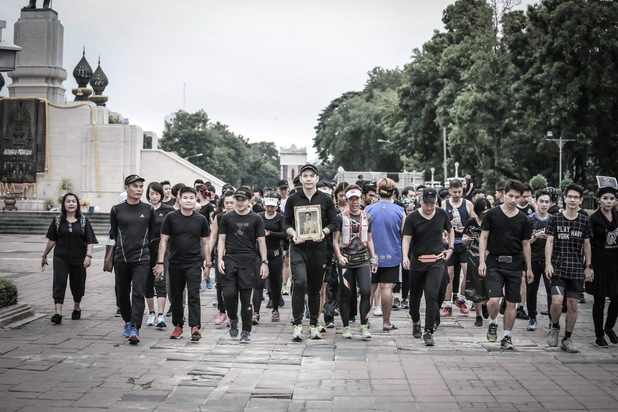 Bangkokians experience random acts of kindness in reaction to the passing of the king