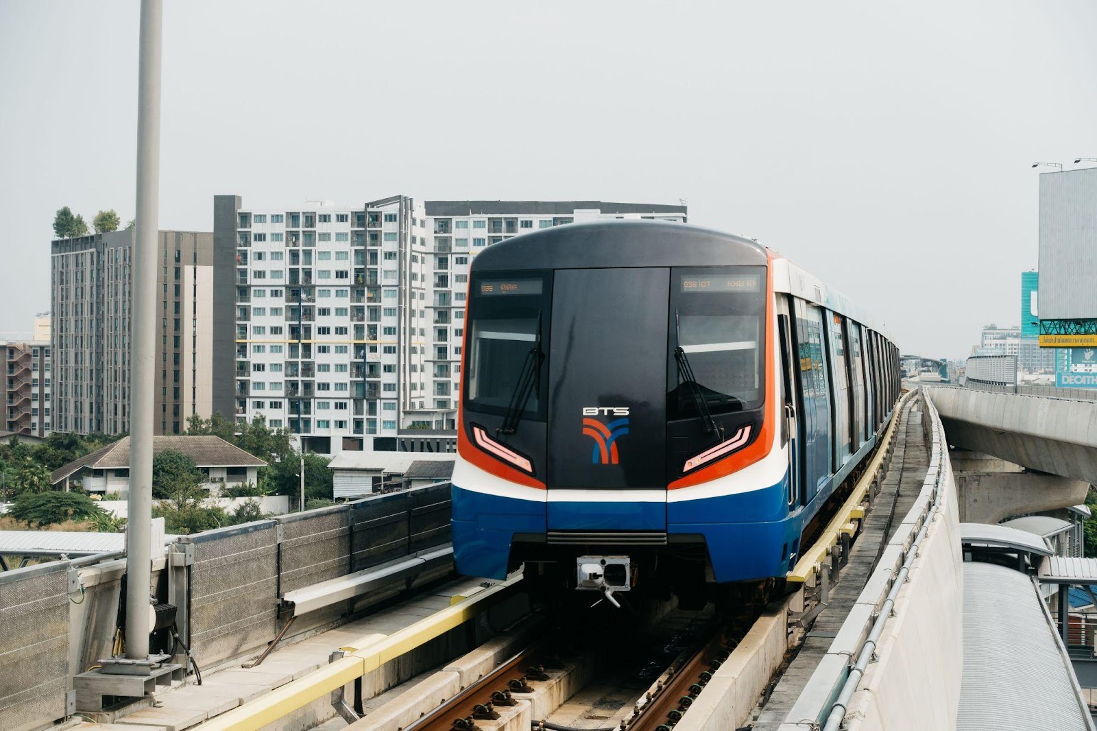 A handy guide of places to eat within five minutes’ walking distance from 10 of Bangkok’s biggest BTS stations