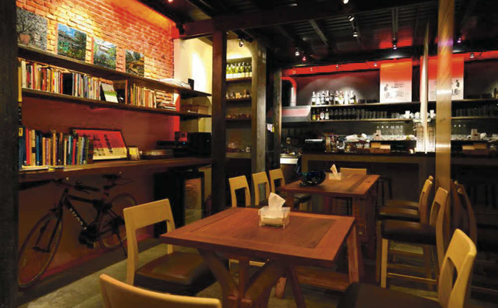 Dialogue Coffee and Gallery Opens on Pra Sumen Road
