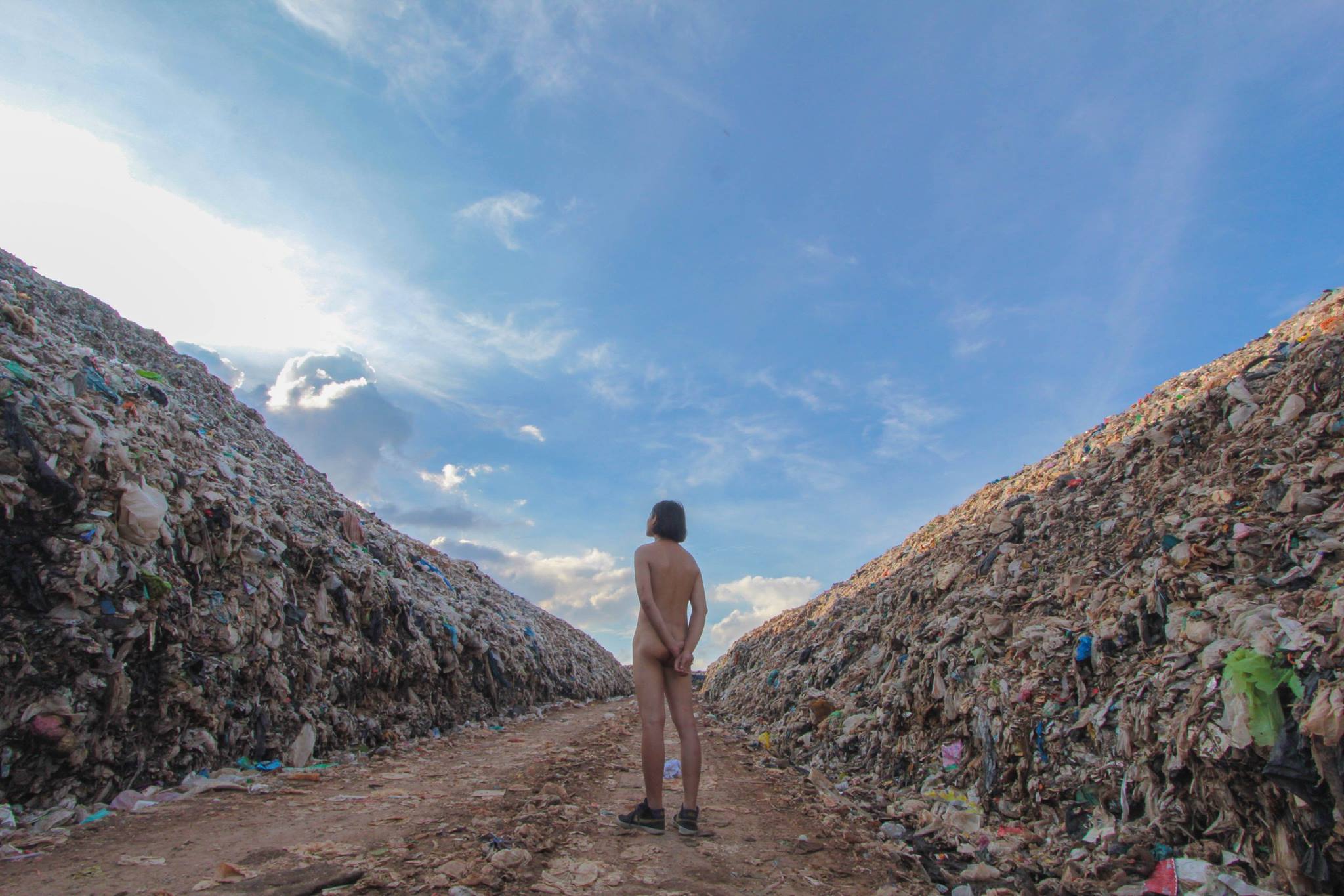 The Thai nude street artist fighting global warming