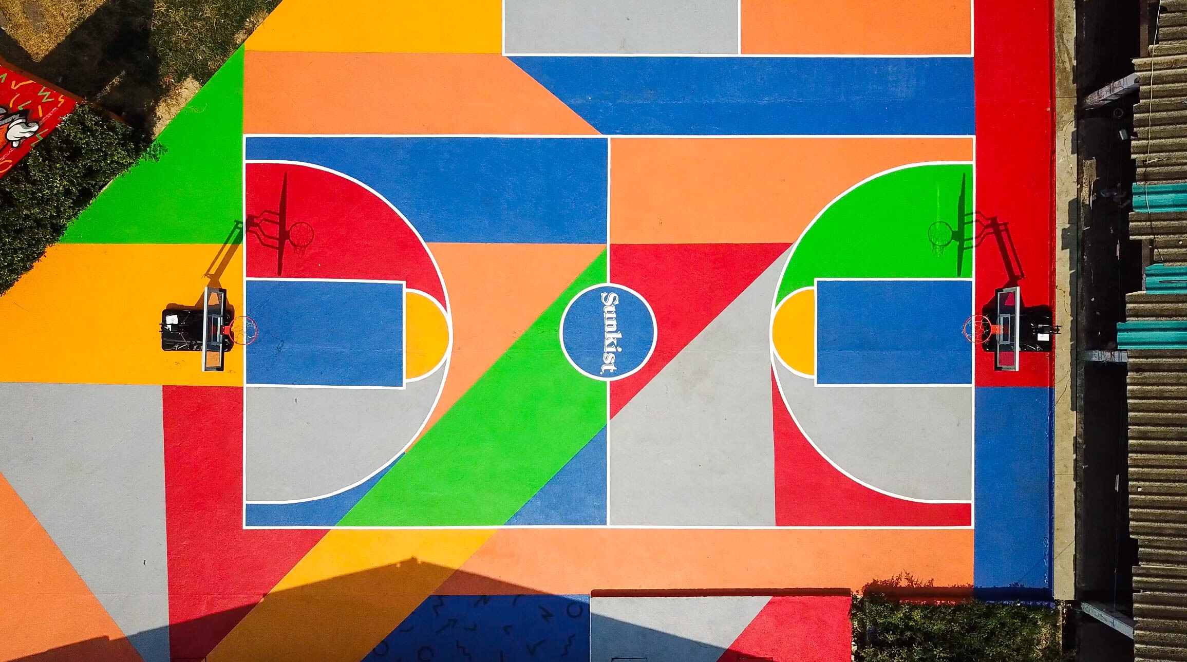Graffiti artist transforms part of Klong Toey into a multicolored basketball court
