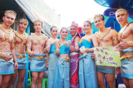 Chatuchak’s sexy, shirtless somtam stall