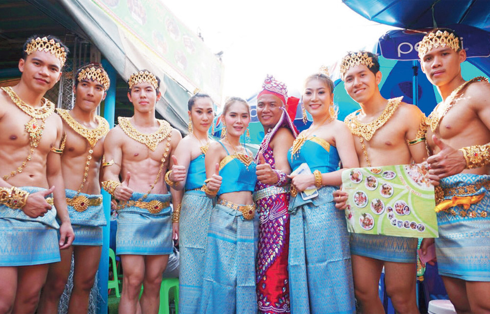 Chatuchak’s sexy, shirtless somtam stall